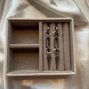 Karoline earrings  - 45kr per par, gjorda i rostfritt stål vilket innebär att metallen inte färgar av sig eller tappar färg💐