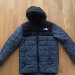 North Face Jacka - In och vändbar jacka, säljer denna snygga jackan då den inte passar mig längre. Skick 7/10, storlek xs men passar S om du är runt 160-165 passar denna jacka dig fint, Hör av dig vid intresse.