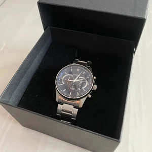 Citizen herrklocka i rostfritt stål - Säljer en snygg Citizen herrklocka i rostfritt stål med en stilren blå urtavla. Klockan har flera funktioner inklusive kronograf och tachymeter. Perfekt för både vardag och fest. Den är i mycket bra skick och kommer i originalförpackning. Skriv för frågor 👍