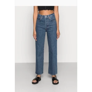 Levi’s ribcage jeans - Levi’s ribcage i färgen ”georgie”  och storlek 24x29💙 Så snygga och i superbra skick! På sista bilden ser man hur färgen ser ut i verkligheten;)