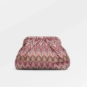 Mönstrad väska  - Säljer den här superfina slutsålda väskan, helt ny och har lappen kvar! Rymmer supermycket och är perfekt både till vardags och fest! 