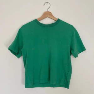 Grön t-shirt - Säljer en fin grön t-shirt. Har ett tjockt material som får tröjan att kännas lite dyrare 💕 har inte använts mycket 💕
