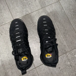 Svarta Nike Vapormax sneakers - Säljer ett par svarta Nike Vapormax sneakers i bra skick. De har en cool design med synliga luftkuddar i sulan och snörning framtill. Perfekta för både träning och vardagsbruk. Det är storlek 38 och pris kan diskuteras 
