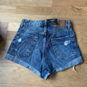 Säljer ett par snygga blå jeansshorts från H&M i storlek 34. De är högmidjade med lapparna kvar! 💙