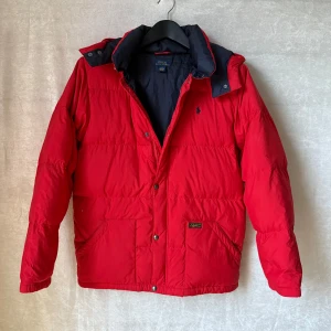 Ralph Lauren jacka  - Säljer nu denna riktigt feta Ralph Lauren jacka i fint skick, perfekt nu till vintern❄️ | Passform: storlek M | Kan mötas i Stockholm! | PRIS KAN DISKUTERAS! | Så om du är ute efter en riktigt härlig vinterjacka hör av dig eller om du har några funderingar eller behov av mer bilder👊🏼😊