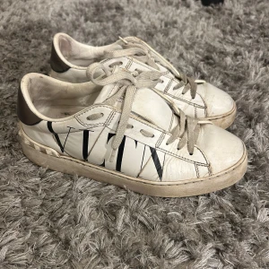 Valentino skor  - Säljer mina Valentina skor då jag inte använder dom längre, dom är som man ser i använt skick och har tappat bort själva lådan osv. Därför de billiga priset, köpta för 5000kr. Dom går säkert att få se snyggare ut med lite kärlek 🥰 