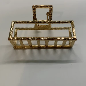 Guldfärgad hårklämma - Fin guldfärgad hårklämma med rektangulär form, perfekt för att hålla håret på plats. Helt oanvänd