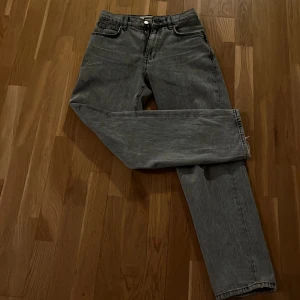 Grå jeans från Woodbird - Säljer ett par snygga grå jeans från Woodbird. De har en klassisk straight fit och är i bra skick. Perfekta för både vardag och fest! 🤙🍾 ( orginal pris 1099) priset är ej hugget i sten!