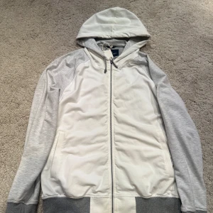 Capobianco zip hoodie - Super lyxig zip hoodie från italienska varumärket ”capobianco” använd fåtal gånger med prislappar kvar. Ordinarie pris 4.000kr, pris 1599kr! Storlek 50 motsvarar M. 
