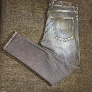 Replay jeans - Säljer ett par snygga blå Replay Anbass jeans i bra skick. De har en klassisk femficksdesign med en cool tvättad look och ljusa detaljer. Perfekta för både vardag och fest! 🕺.            Endast 349kr