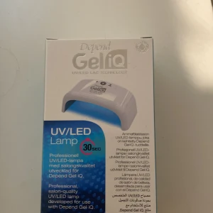 Depend Gel iQ UV/LED Lampa - Säljer en professionell UV/LED-lampa från Depend Gel iQ med salongskvalitet. Perfekt för att härda gelnagellack snabbt och effektivt på bara 30 sekunder. Kompakt och stilren design som passar perfekt i hemmamiljö eller salong.