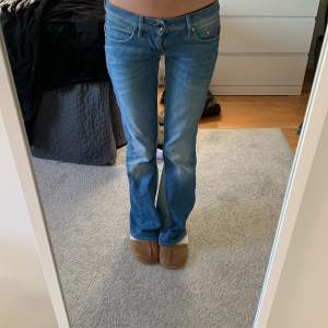 Säljer dessa as snygga jeans som jag har sytt om till bootcut. inga defekter eller liknande! på bilden ser de ut som att ett ben är mer skinnet än de andra men så är det knte utan de blev bara så när jag tog bilderna. innrebenslängd: 83cm. skriv gärna om ni undrar något❤️