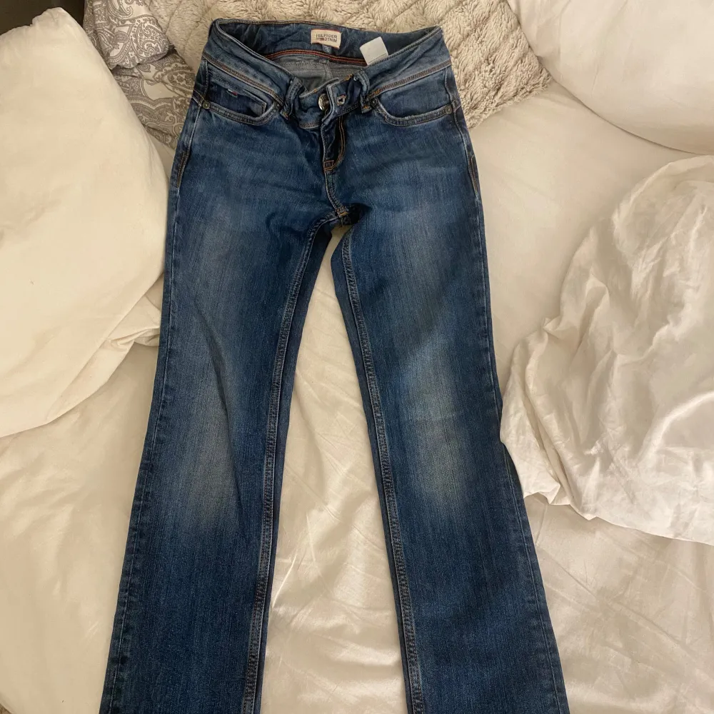 Säljer ett par snygga blå jeans från Hilfiger Denim i storlek 25/32. De har en klassisk straight fit och är i  bra skick. Tyvärr passar de inte mig så har inga bilder på❣️ Perfekta för både vardag och fest! 🕺. Jeans & Byxor.