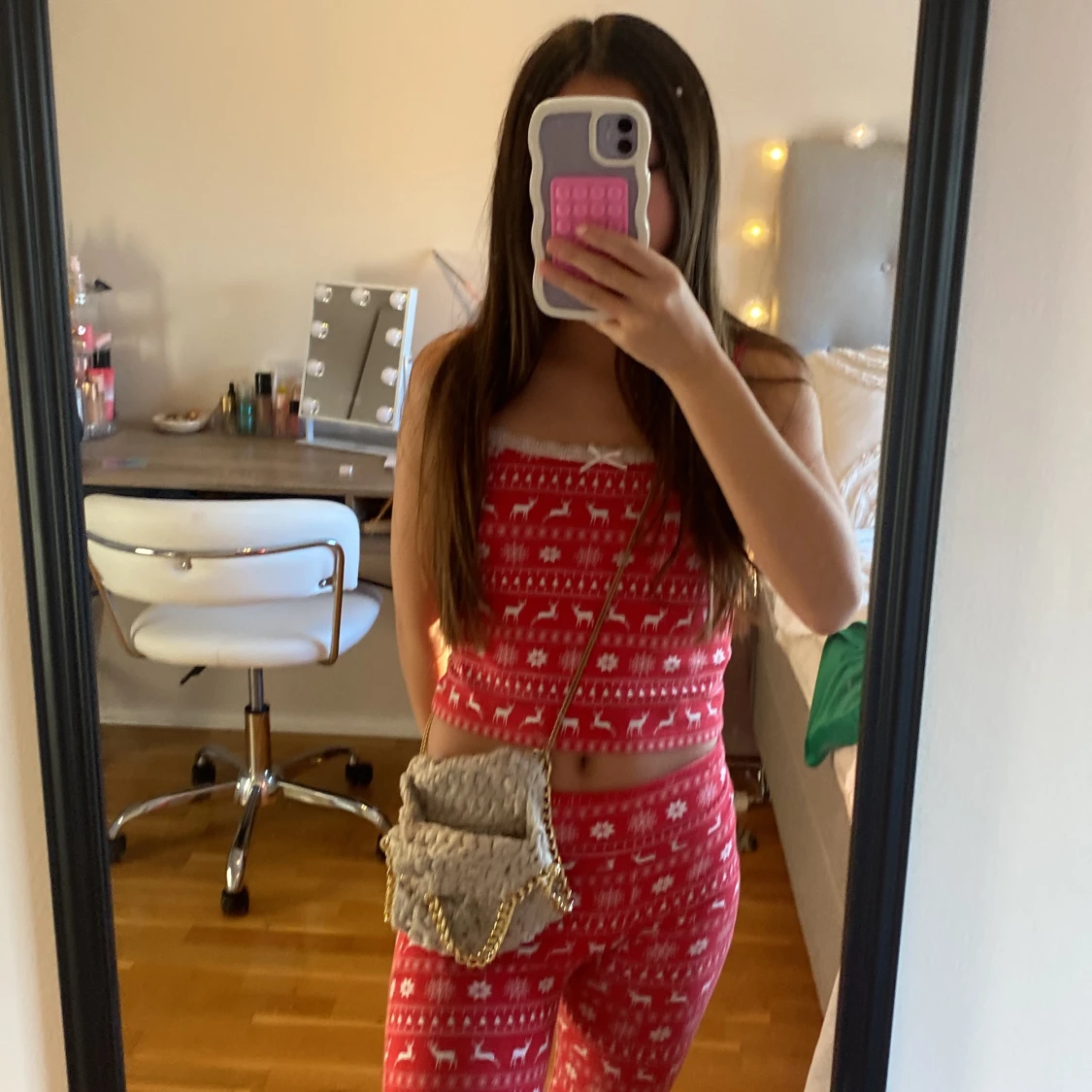 Beige stickad axelväska med guldkedja - 91