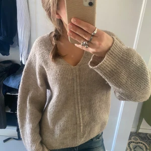 Beige stickad tröja från lindex - Säljer denna supermysiga stickade tröjan som tuver inte kommer till användning längre. Den är i bra skick och passar till allt❤️