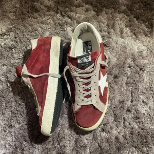 Golden goose - Feta golden goose storlek 43, nästan helt nya, använda 1 gång. Nypris ligger på 4500 beror på, mitt pris 1899‼️ (byten tas emot)