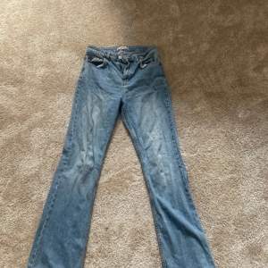 Säljer ett par klassiska blå jeans från Denim Rebel i storlek 38. De har en straight passform.. Jeansen är i bra skick och har en snygg, ljus tvätt. Perfekta för både vår och höst!