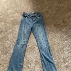 Blå jeans från Denim Rebel - Säljer ett par klassiska blå jeans från Denim Rebel i storlek 38. De har en straight passform.. Jeansen är i bra skick och har en snygg, ljus tvätt. Perfekta för både vår och höst!