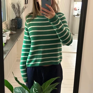Grön och vit stickad tröja - Grön stickad tröja med vita ränder i strl M från Mango. Använd men i fint skick