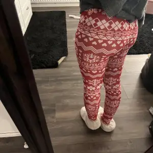 Juliga leggings som jag köpte på rusta! De är typ lite fodrade inuti så passar perfekt som underställ nog eller bara gå runt och mysa i hemma❤️ passar perfekt nu till jul🥰  Lappen håller på att gå av där bak som du kan se på sista bilden! Storlek S