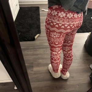 Röda mönstrade leggings - Juliga leggings som jag köpte på rusta! De är typ lite fodrade inuti så passar perfekt som underställ nog eller bara gå runt och mysa i hemma❤️ passar perfekt nu till jul🥰  Lappen håller på att gå av där bak som du kan se på sista bilden! Storlek S