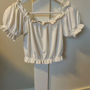 Blus från Gina tricot  - Blus från gina tricot med volang