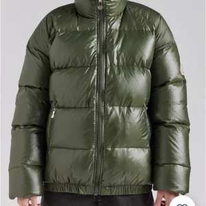 Grön dunjacka från Pyrenex - Säljer min jättesköna unisex grön dunjacka från Pyrenex. Jackan har en glansig finish och är perfekt för kalla dagar. Den har en dragkedja framtill och en hög krage för extra värme. Jag har knappast använt eftersom att jag har så många jackor. Köpte denna för runt 6 tusen på NK förra året.