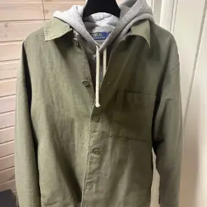 Nypris 699 skick 9/10 Säljer en snygg olivgrön overshirt från uniqlo. Perfekt för lager-på-lager-stil med en hoodie under. Den har en klassisk krage och knappar framtill. Passar perfekt för höst och vår. Skön och stilren design som funkar både till vardags och lite mer uppklätt. 🧥