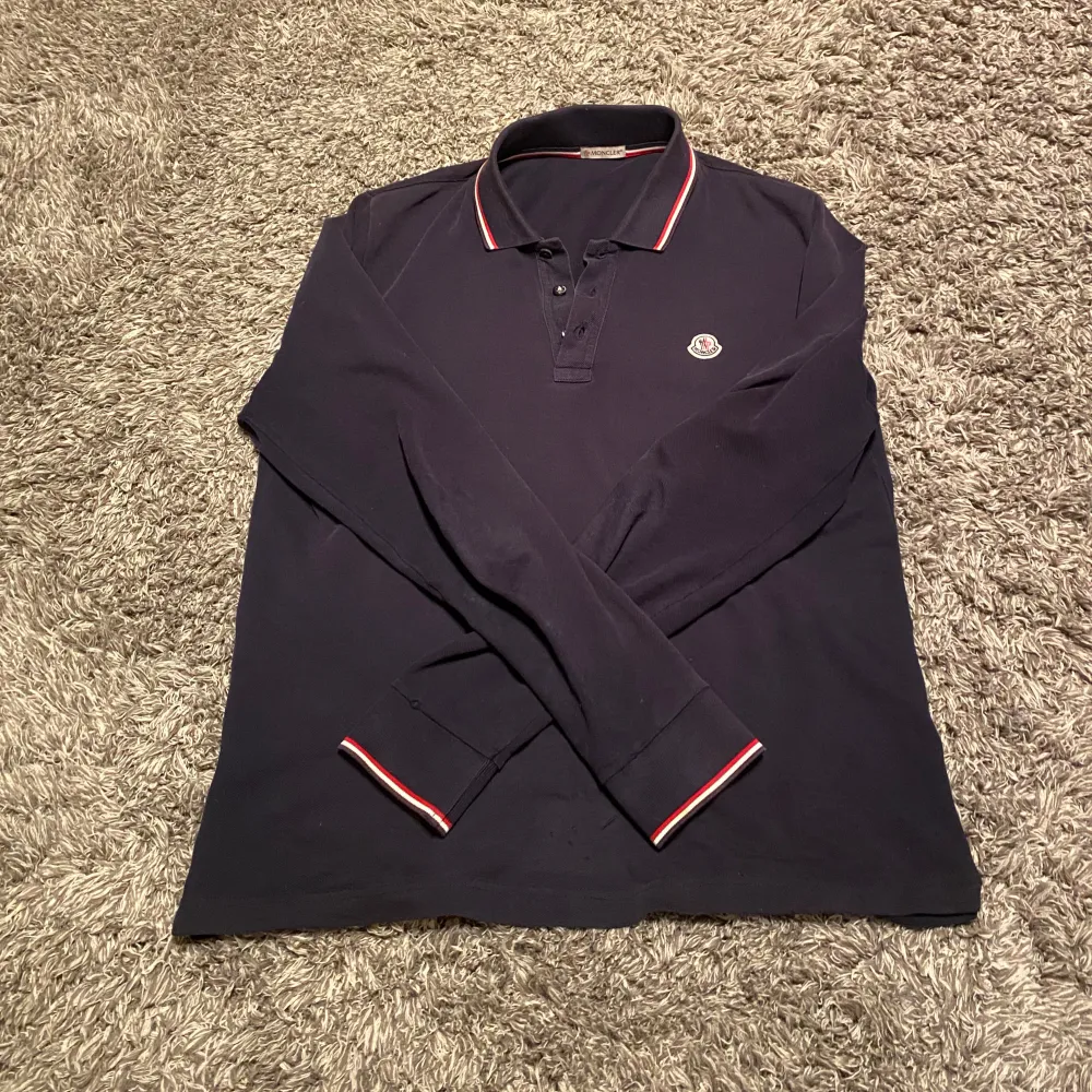 Säljer nu denna ÄKTA Moncler polo för den inte kommer till användning, de finns tecken på användning kan skicka bilder! Pris kan diskuteras!!. Tröjor & Koftor.