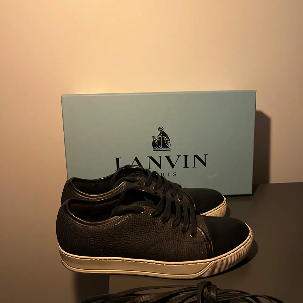 Säljer dessa Lanvin Cap toe i storlek 6 vilket motsvarar 41! Lanvin är stora i storlek därför rekommenderas även folk att gå ner en storlek! Skicket på dessa är 8/10✅ Nypris på dessa är runt 4500 o jag säljer de för endast 2459💯 Pris går alltid att diskutera vid snabb affär✅. Skor.