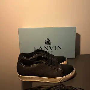 Säljer dessa Lanvin Cap toe i storlek 6 vilket motsvarar 41! OBS: ENDAST SKORNA! Lanvin är stora i storlek därför rekommenderas även folk att gå ner en storlek! Skicket på dessa är 8/10✅ Nypris på dessa är runt 4500 o jag säljer de för endast 2459💯 Pris går alltid att diskutera vid snabb affär✅