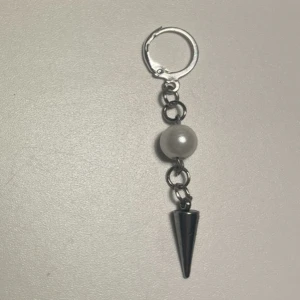 Örhänge med pärla och konformad hänge - Priset är för två öronhängen och det finns i både guld och silver💕