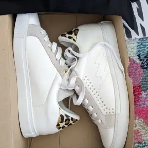 Hejsan jag säljer nu mina helt oanvända och nya sjukt snygga Zadig & Voltaire sneakers perfekt nu till hösten💫💕Nypris: 3500kr. Ingår original låda vid köp! Först till kvarn! Skriv vid frågor!!!💘💘