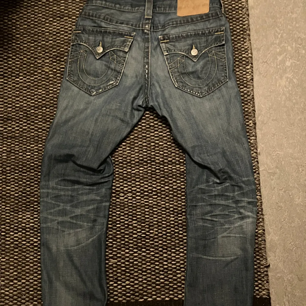 Säljer dessa vintage true religion jeans då dem inte kommer till användning längre. Hör av dig om du är intresserad🙌 OBS! (inga återbetalningar). Jeans & Byxor.