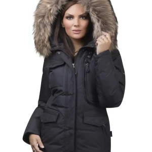 Svart parkajacka med pälsdetalj, hollister jacka  - Säljer en snygg svart parkajacka med stor pälsdetalj på huvan. Perfekt för kalla vinterdagar. Jackan har långa ärmar och flera praktiska fickor. Hollister jacka med äkta päls! Pris kan diskuteras 