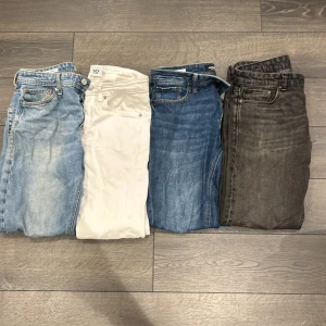 Fyra par jeans i olika stilar - Säljer fyra par jeans i olika färger och stilar. Tre par från Jack & Jones: ett ljusblått i loose fit,ett mörkblått i comfort fit och ett par grå/svarta i bagyfit och Ett par vita slimmy jeans från 157. Alla jeansen är i storleken 29:32. Tar 100kr styck, men om du köper flera par så kan du få rea👍🏻