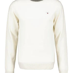 Vit tunn tröja/kofta från GANT - Säljer en stilren vit tröja från GANT i mycket bra skick. Den har en klassisk design med rund hals och ribbade muddar vid ärmslut och nederkant. Perfekt för både vardag och lite finare tillfällen. Passar bra till höst och vår!