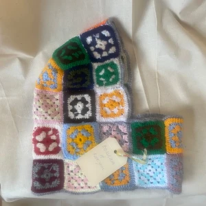 Balaklava  - Virkad balaklava av scrapyarn  Alla regnbågens färger!  