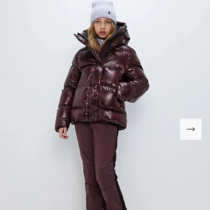 Saga Jr Skidjacka i mörk burgundy - Söker denna jacka i storlek 170. Hör av dig om ni du tänka dig att sälja! 