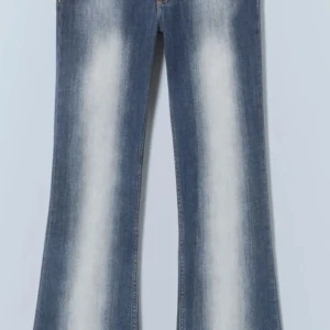 Weekday jeans - Säljer ett par snygga blå bootcut jeans med en cool tvättad look. De har en klassisk femficksdesign och är perfekta för både vardag och fest. Passar bra med sneakers eller klackar för en avslappnad eller uppklädd stil. W24 l30