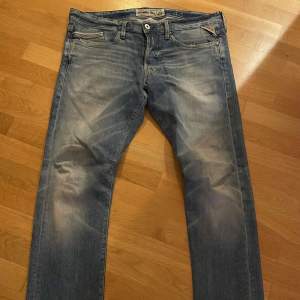 Säljer ett par snygga blå Replay jeans i sprillans nytt skick i modellen Anbass vilket innebär att de sitter slim fit. Tveka inte att höra av er. Aktiv 24/7⚡️👋🙌