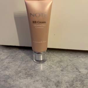 Säljer denna bb cream från märket note är köpt på normal i färgen soft ivory, använd fåtal gånger och säljes för att de inte är rätt färg för mig. 30 kr 