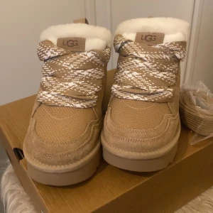 Ugg lowmel i sand  - Jätte sköna, trendiga och är slut sålda överallt och ny pris är över 3000. Dessa är perfekta vinter skor för i år och skulle behålla dom om inte leveransen tog så lång tid, så jag köpte andra vinterskor då värdet började bli för kallt. Skorna är äkta 