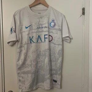 Al Nassr tredje kit 23/24 - Säljer en al nassr tredje kit från säsongen 23/24, storleken är L men passar även M bra bra kvalitet på tröjan och är i skick 9/10, pris kan diskuteras samt kontakta gärna ifall det finns någon fråga   (F4KE)