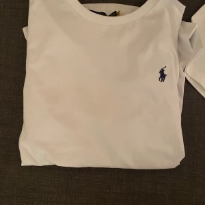 Ralph lauren T-Shirt - Ralph lauren t-shirt i topp kvalite, Storlek L i barn storlek vilket motsvarar S🙂 vid eventuella frågor är det bara att höra av sig, MVH ALBIN!😊