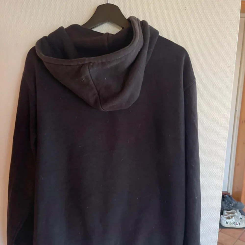 Säljer min killes one of one hoodie i storlek L. Alla stenar sitter kvar. Har även kvar broschyren man får när man köper tröjan. . Hoodies.