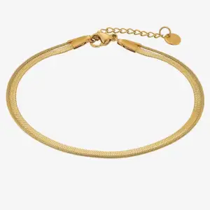 Jättefint guld armband från Heideman i modellen goldfarbend. Nypris 900kr. Använd ca 1-3 gånger. Men är i super bra skick som du kan se på bilden.