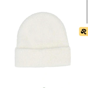 Vit stickad mössa - En HELT NY aldrig använd jättefin vit stickad mössa perfekt nu till vintern💕 säljer då jag råkade köpa 2