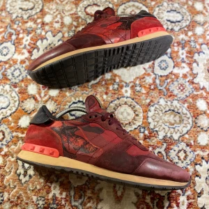 Valentino Rockrunners  - Hej! Säljer nu mina skor från märket Valentino , storlek 43,  bra skick men finns lite slitningar, tveka inte på att höra av dig om du har frågor eller funderingar kring skorna!