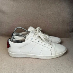 Saint Laurent skor - Säljer dessa feta saint Laurent skor. Skick 7/10 inga defekts, tveka inte att att ställa fler frågor. Storlek 41 men sitter som 42!